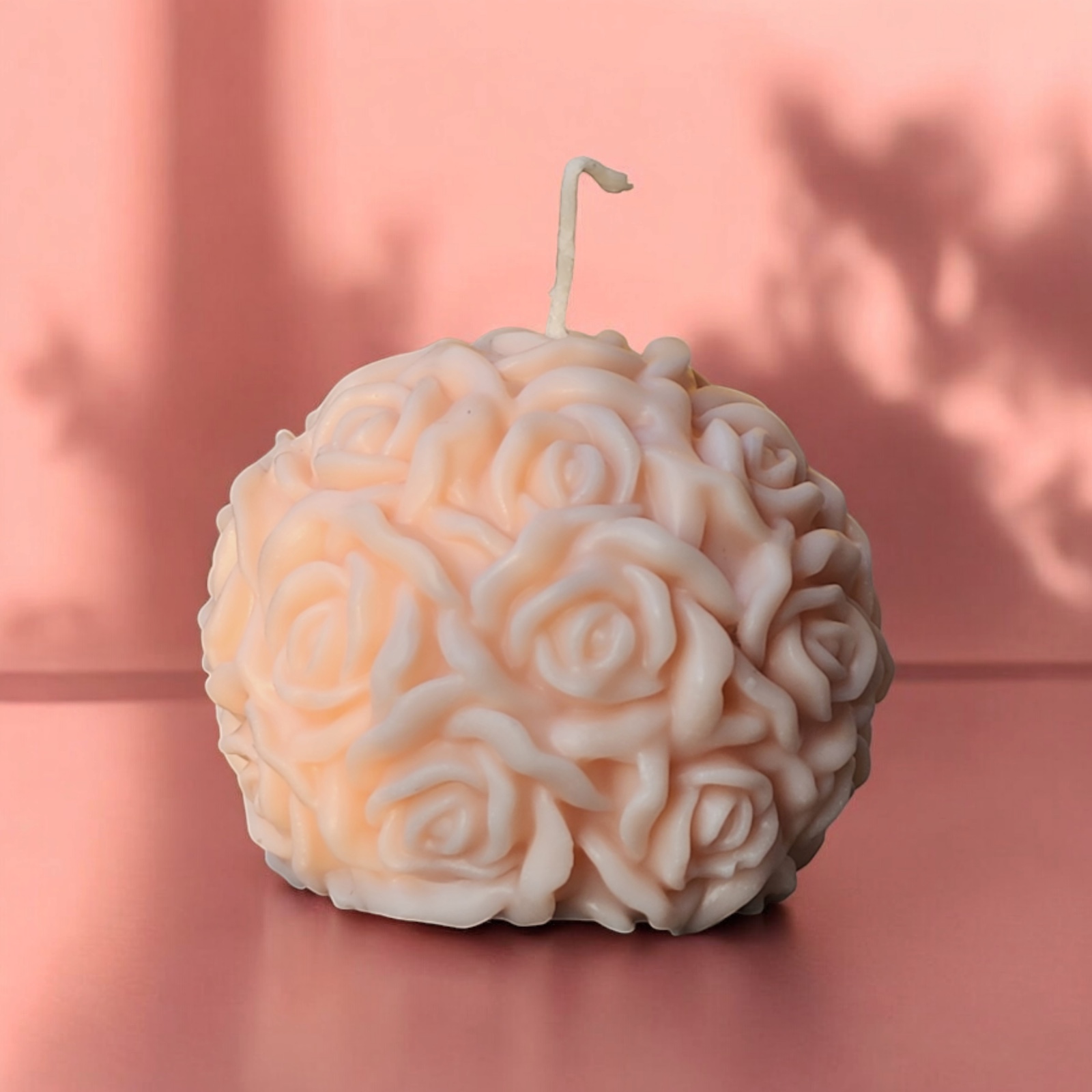 Round rose texture candle